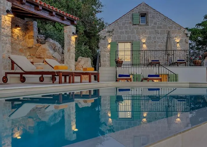 Montes - Exklusiv ماكارسكا