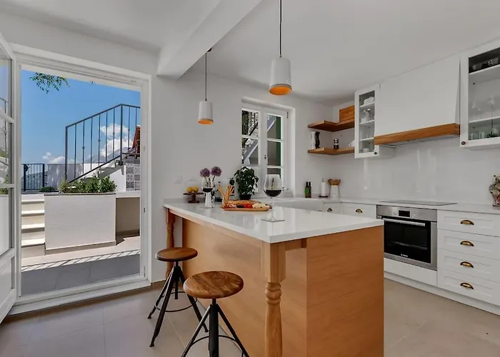 Montes - Exklusiv فيلة ماكارسكا